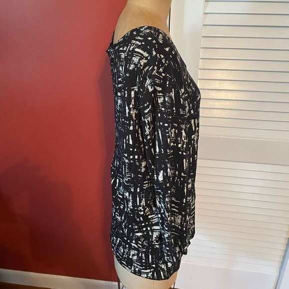 CHICO’S | abstract black and white 3/4 sleeve top 2 or M - Picture 3 of 5